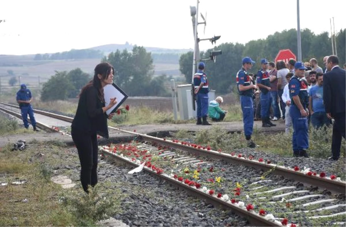 Tren Kazasında Ölen 25 Kişi, Raylara Karanfiller Bırakılarak Anıldı