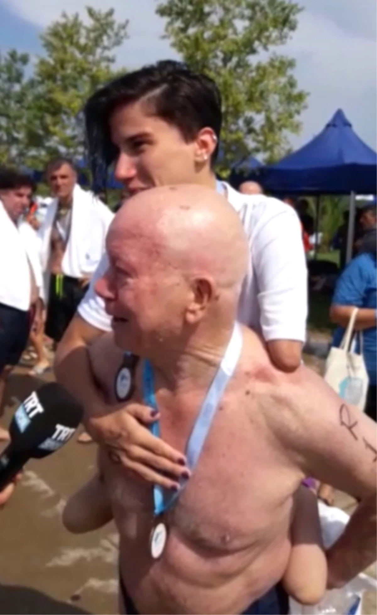 76 Yaşındaki Namık Ekin Paralimpik Sporcuyu Sırtında Taşıdı