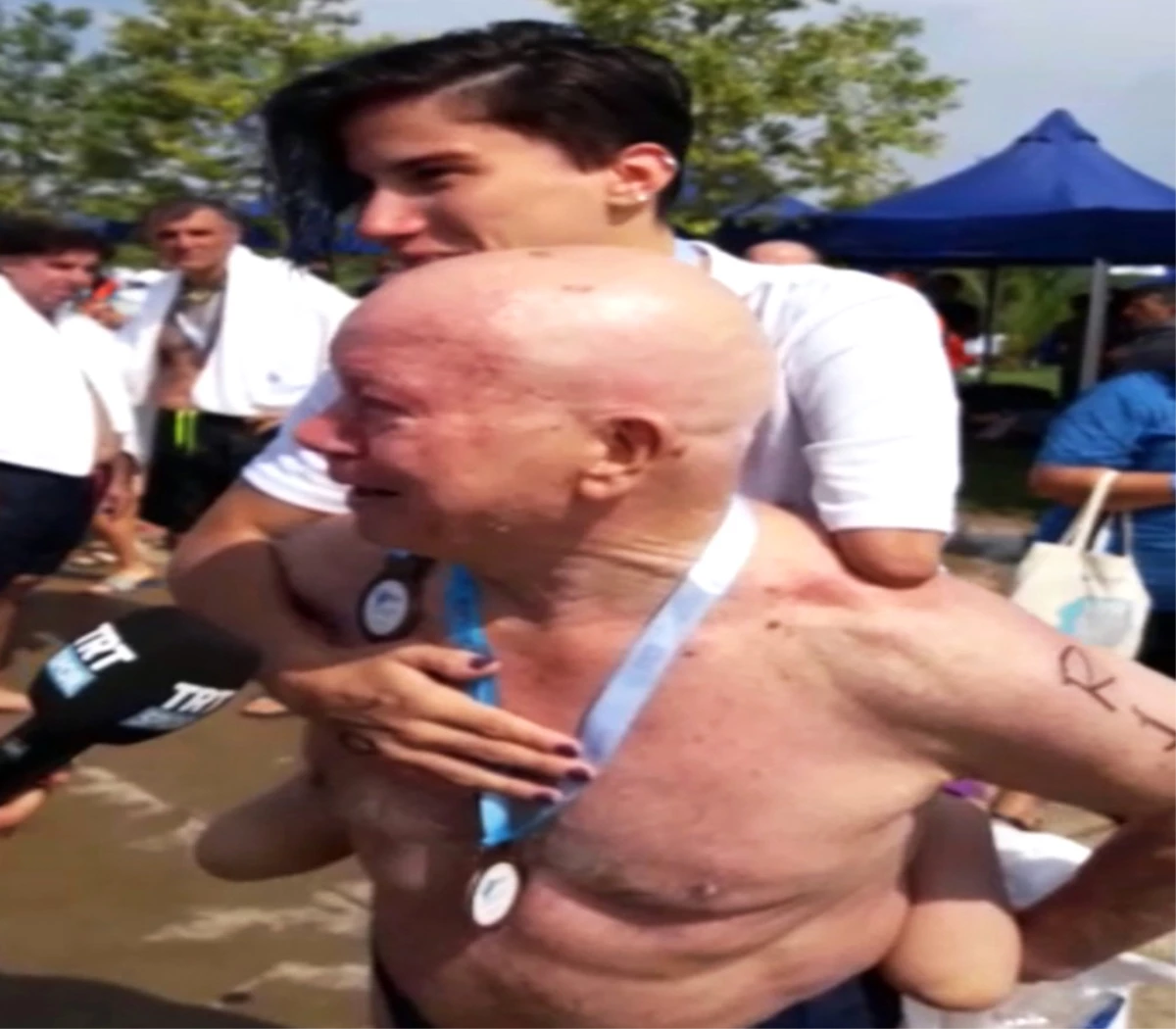 76 Yaşındaki Namık Ekin Paralimpik Sporcuyu Sırtında Taşıdı