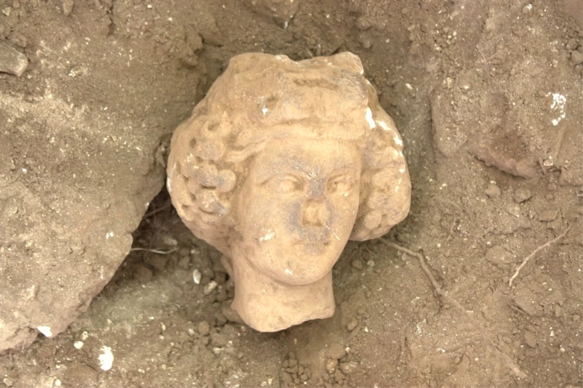 Antik Kentte Dionysos\'un Heykel Başı Bulundu