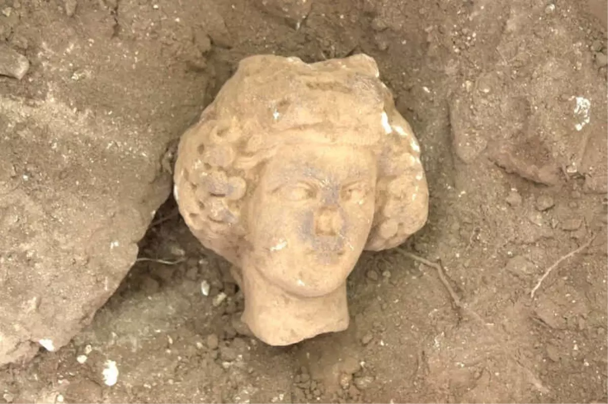 Antik Kentte Dionysos\'un Heykel Başı Bulundu