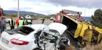 Asfalt Yüklü Kamyon Otomobille Çarpıştı: 1 Ölü 3 Yaralı