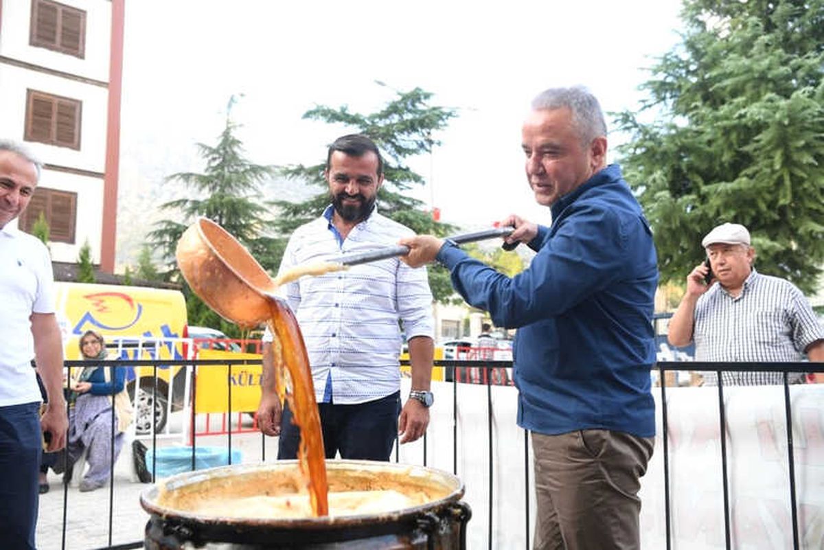 Başkan Böcek, Elmalı\'da Pekmez Şenliğine Katıldı