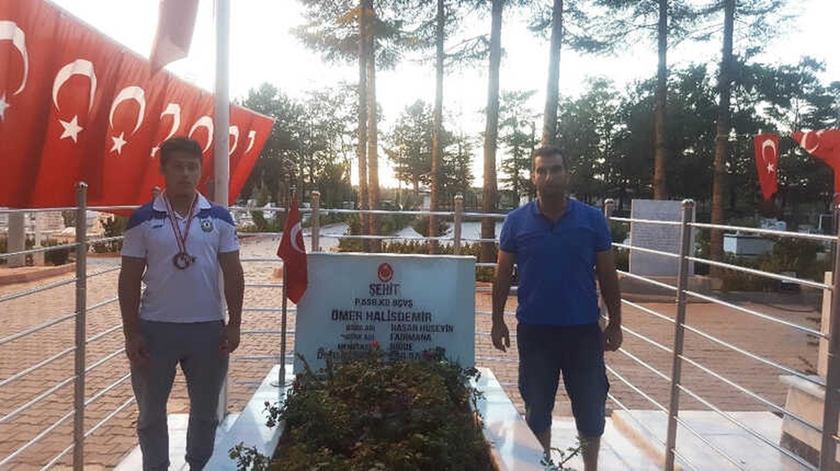 Batuhan Gümüş Madalyasıyla Şehit Ömer Halisdemir\'in Kabrini Ziyaret Etti