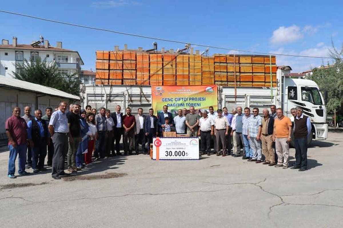 Elazığ\'da Arıcılara Kovan Dağıtıldı