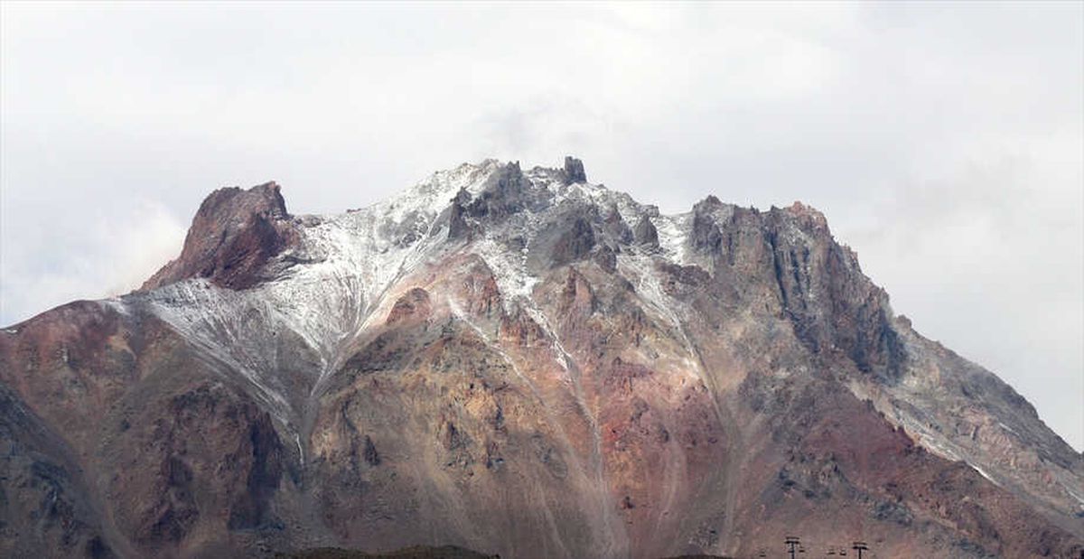 Erciyes\'e Eylülde Kar Yağdı