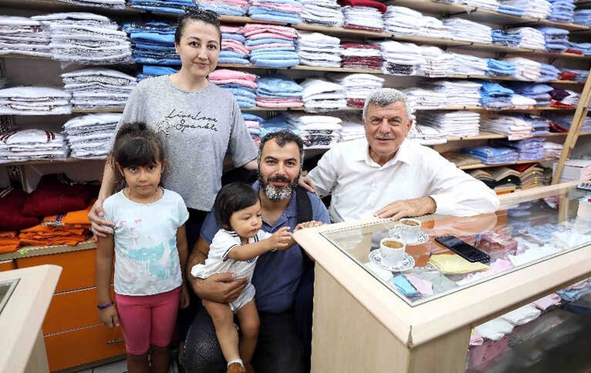 Esnafla Bir Araya Gelen Karaosmanoğlu: "Sosyal Belediyecilik de Öncüyüz"