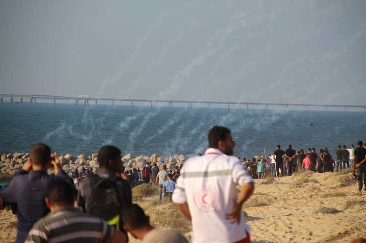 Filistinliler İsrail\'in Deniz Ablukasını Kırmak İçin Denize Açıldı