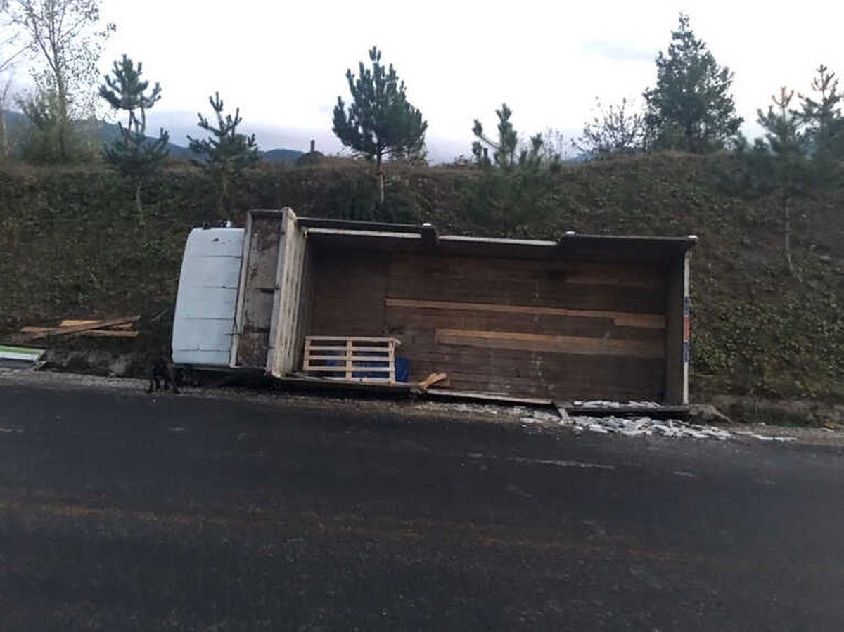 Freni Patlayan Kamyon, Şarampole Yuvarlandı
