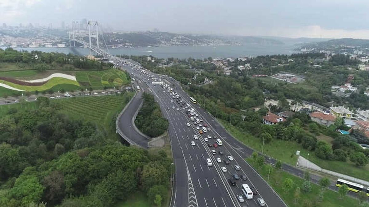 İstanbul\'da Okula Uyumun İlk Gününde Oluşan Trafik Yoğunluğu Havadan Görüntülendi