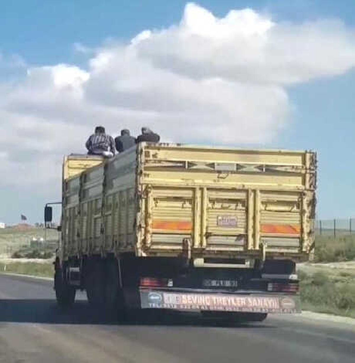 Kamyon Üstünde Oturan 3 Kişinin Tehlikeli Yolculuğu