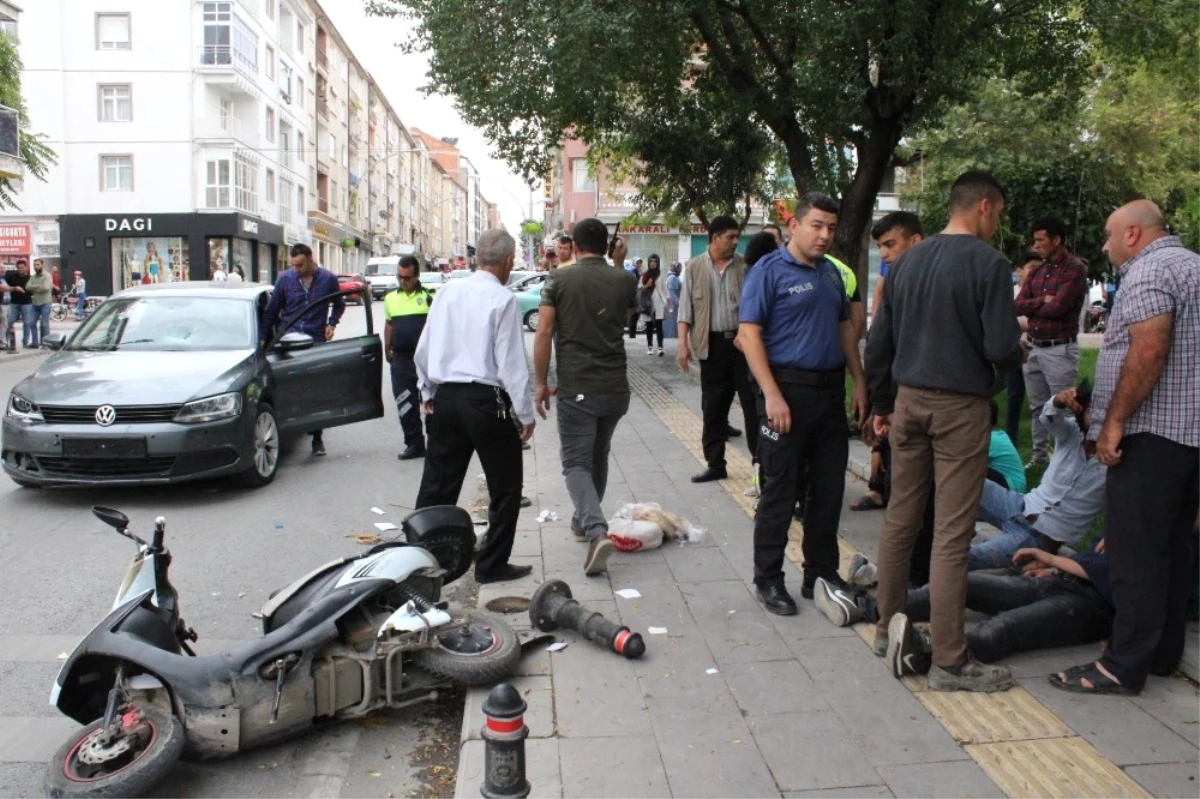 Karaman\'da Otomobille Elektrikli Bisikletler Çarpıştı: 3 Yaralı