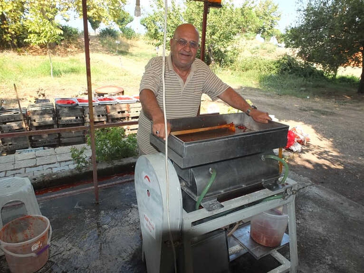 Kendi Ürettiği Makine ile Günde 5 Ton Domates ve Biberi Salçaya Dönüştürebiliyor