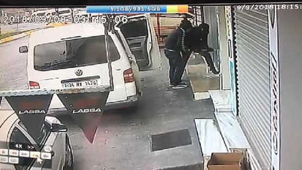 Kepengi Açamayınca Araçla Dükkana Girdiler