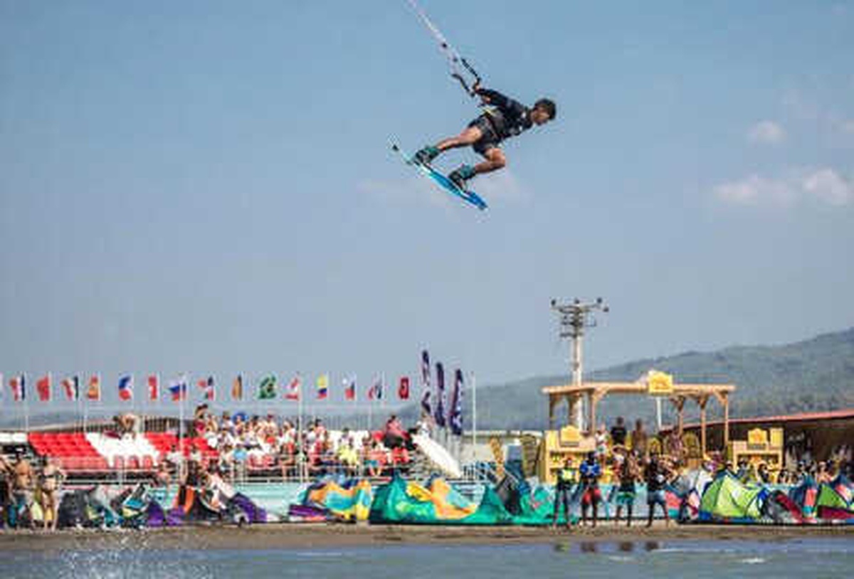 Kiteboard Şampiyonası Turizmciyi Sevindirdi