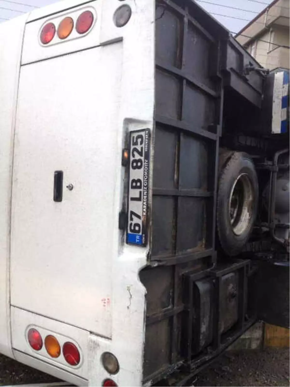 Maden İşçilerini Taşıyan Otobüs Devrildi: 9 Yaralı