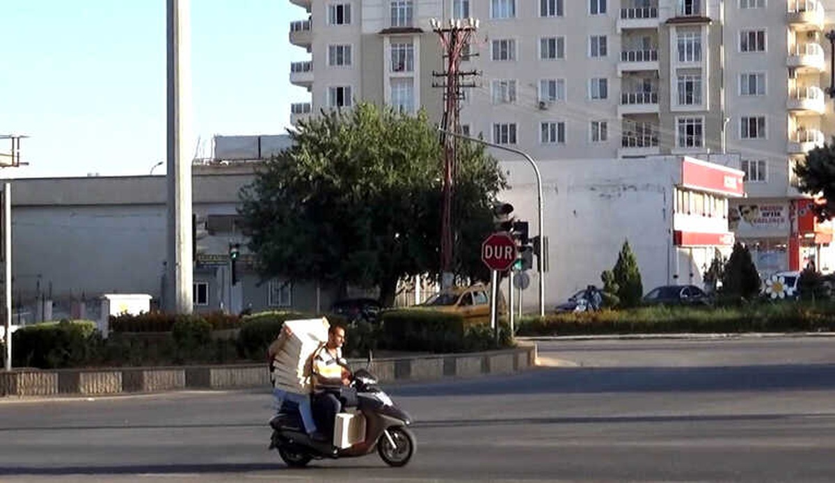 Motosikletle Yük ve Eşya Taşıyorlar