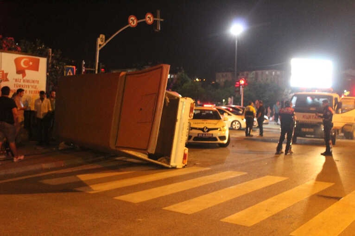 Otomobil ile Çarpışan Kamyonet Yan Yattı: 3 Yaralı