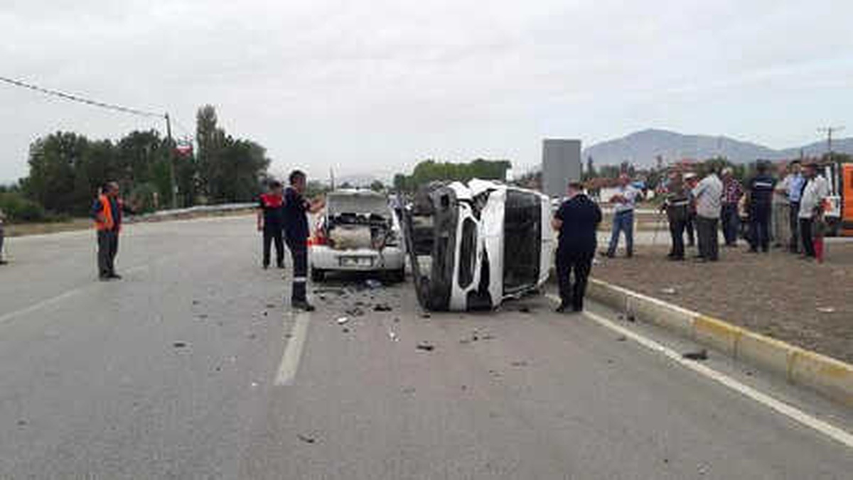 Otomobil ile Hafif Ticari Araç Çarpıştı: 1 Ölü, 3 Yaralı