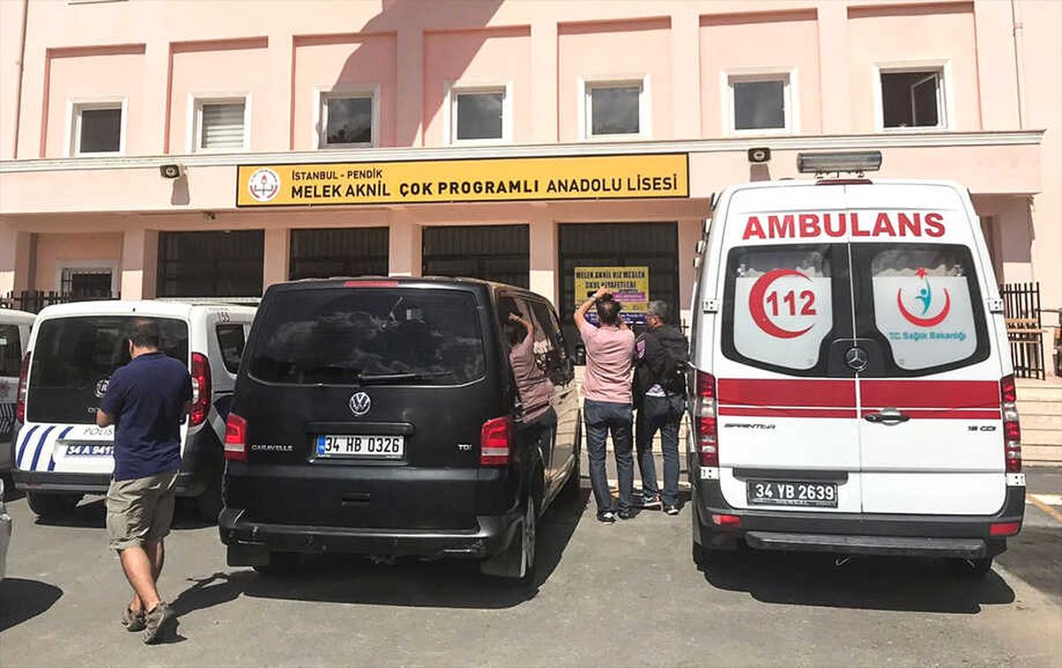 Pendik\'teki Melek Aknil Mesleki ve Teknik Anadolu Lisesi\'ne Gelen Silahlı Bir Kişi Okuldaki Kadın...