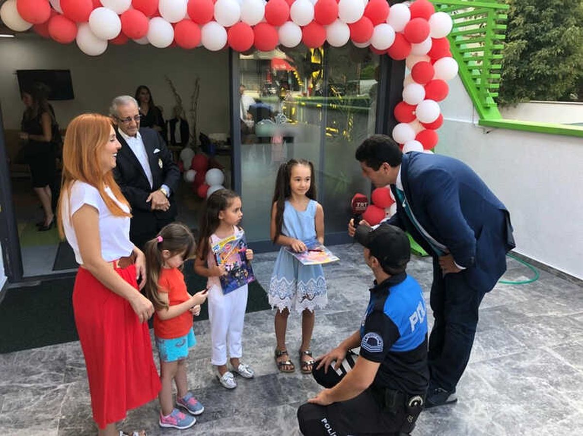 Polislerden Okulla Tanışan Öğrencilere Hediye