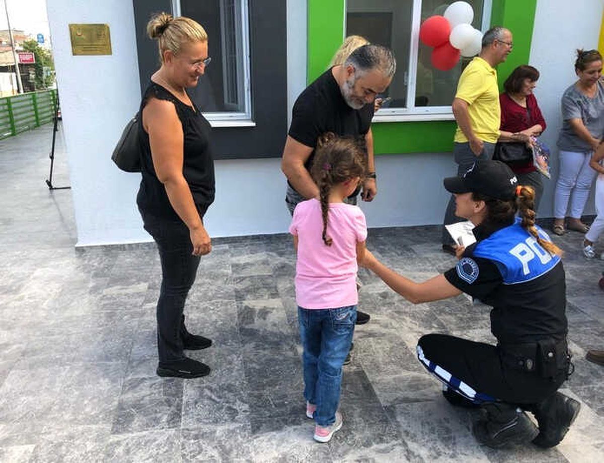 Polislerden Yeni Eğitim ve Öğretime Başlayan Öğrencilere Hediye