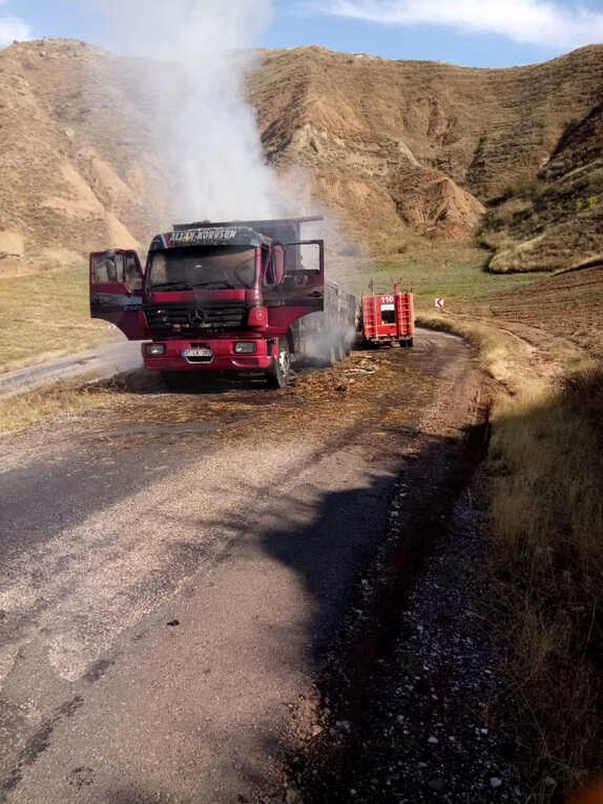 Saman Yüklü Kamyon Yandı