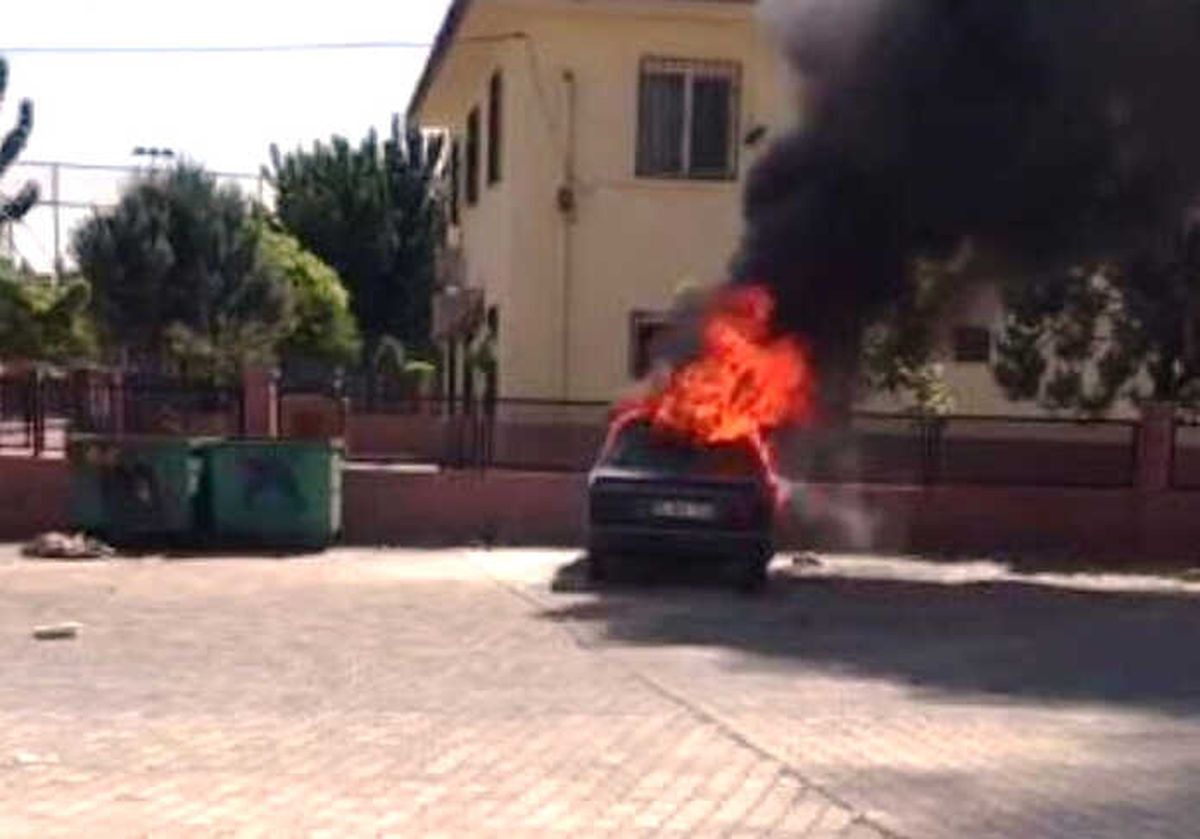 Şanlıurfa\'da Çocuklar 2 Otomobili Ateşe Verdi