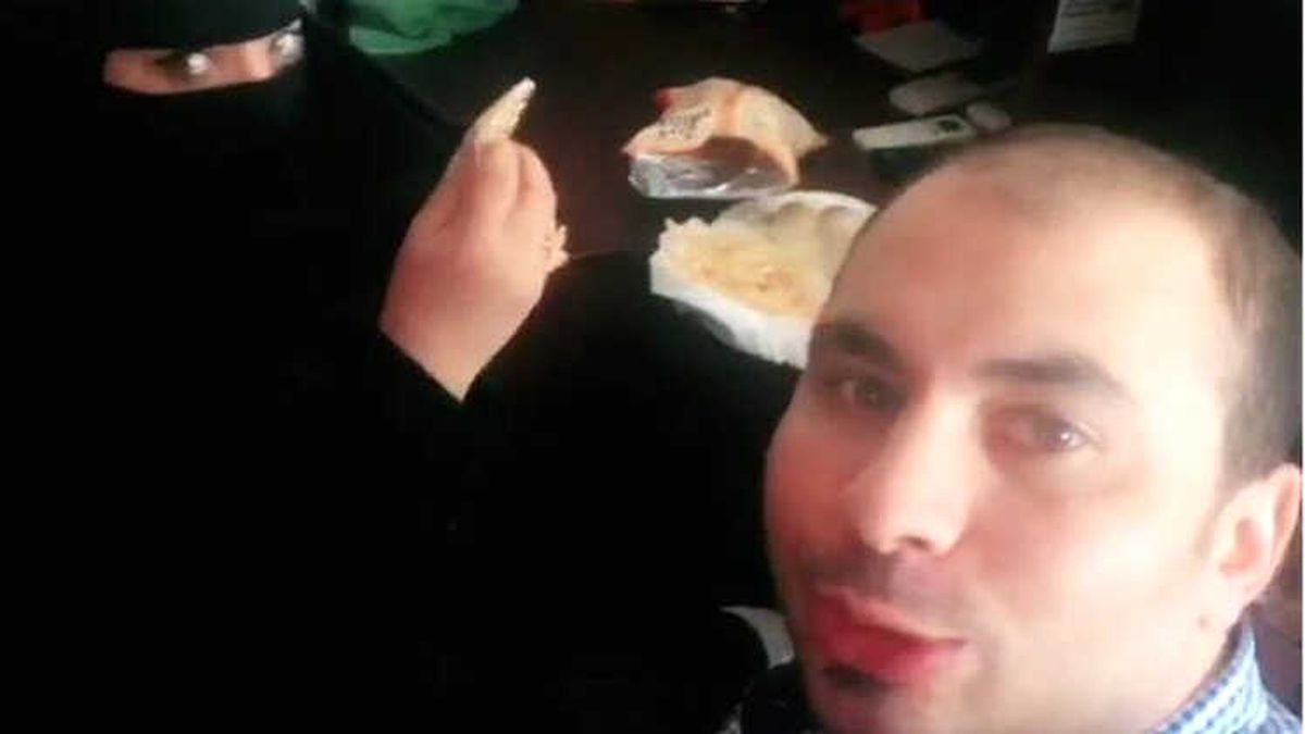 Suudi Arabistan\'da İş Arkadaşı Suudi Kadınla Kahvaltı Yapan Adam Gözaltına Alındı