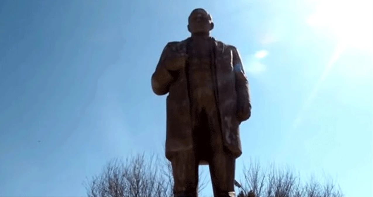 Tacikistan\'da Bazı İmamlar, Camiden Topladıkları Parayla Komünist Lider Lenin\'in Heykelini Restore Etti