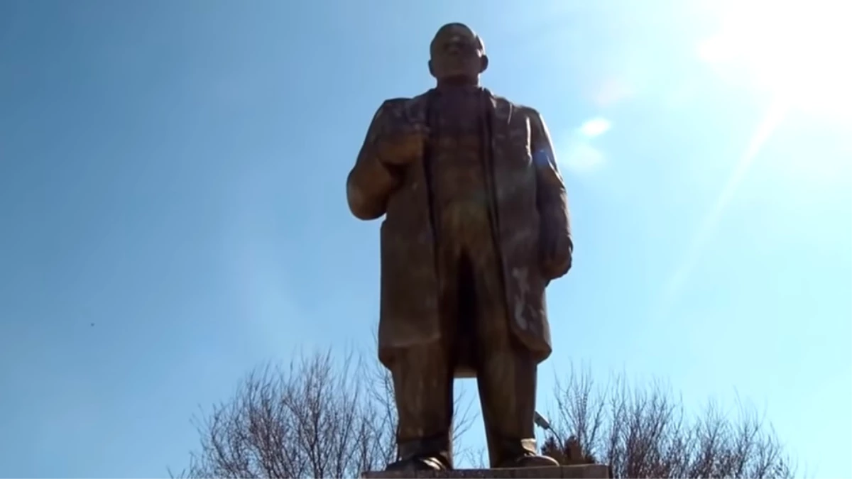 Tacikistan\'da İmamlar Topladıkları Parayla Lenin Heykelini Restore Etti
