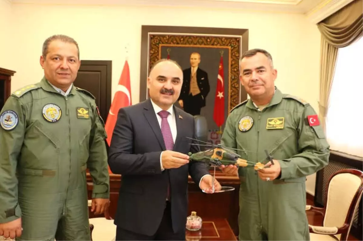 Tuğgeneral\'den Vali Günaydın\'a T129 Atak Helikopteri Maketi Hediyesi