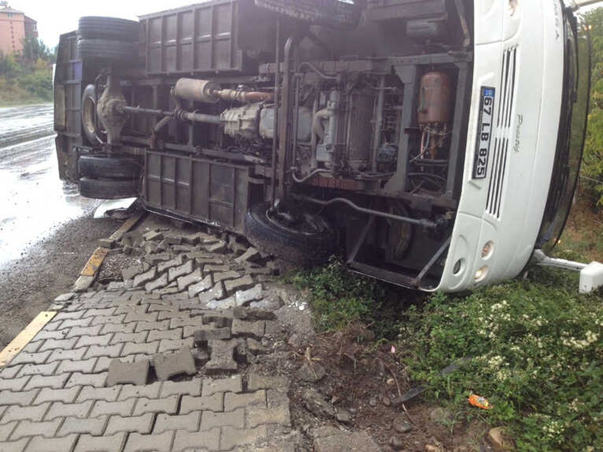 Zonguldak\'ta İşçi Servisi Devrildi: 9 Yaralı
