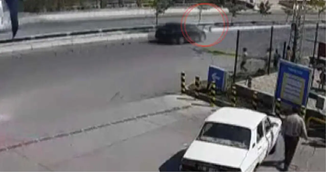 Ankara\'da, 10 Yaşındaki Çocuğa Çarpan Ehliyetsiz Sürücü, Arkasına Bile Bakmadan Kaçtı, O Anlar Kamerada