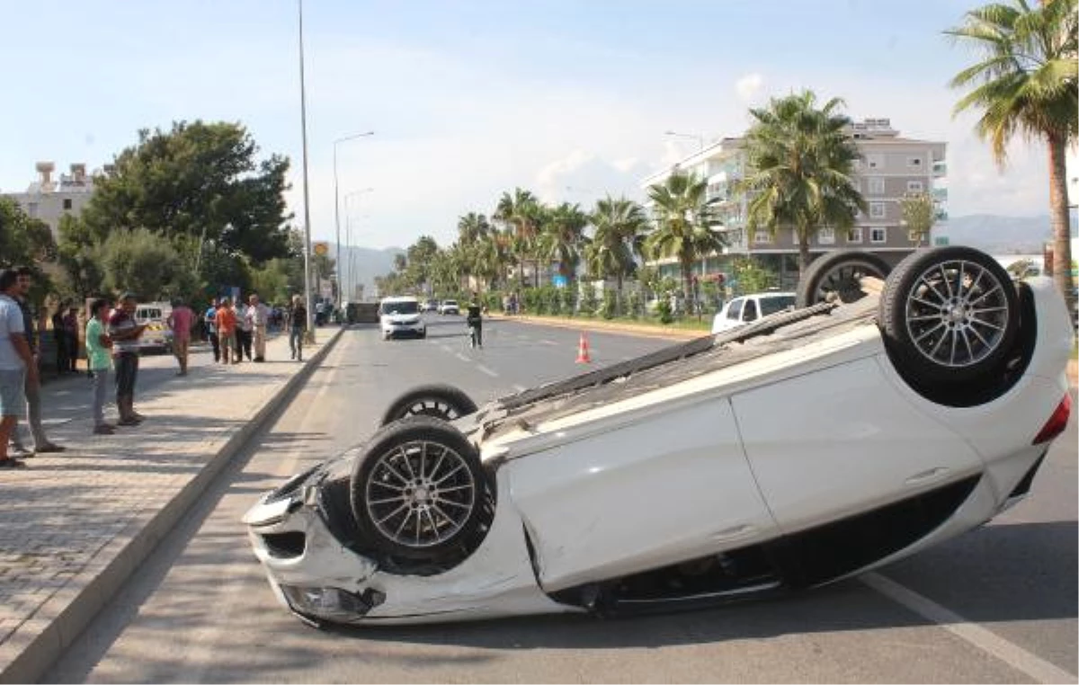 Antalya\'da Hafif Ticari Araçla Otomobil Çarpıştı: 6 Yaralı
