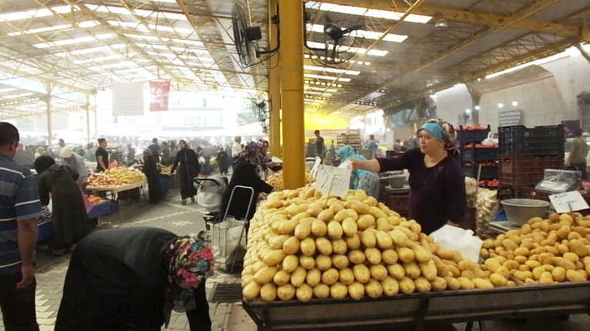 Balıkesir\'de Sebze Pazarına Fıskiyeli Serinlik Esnafları Sevindirdi