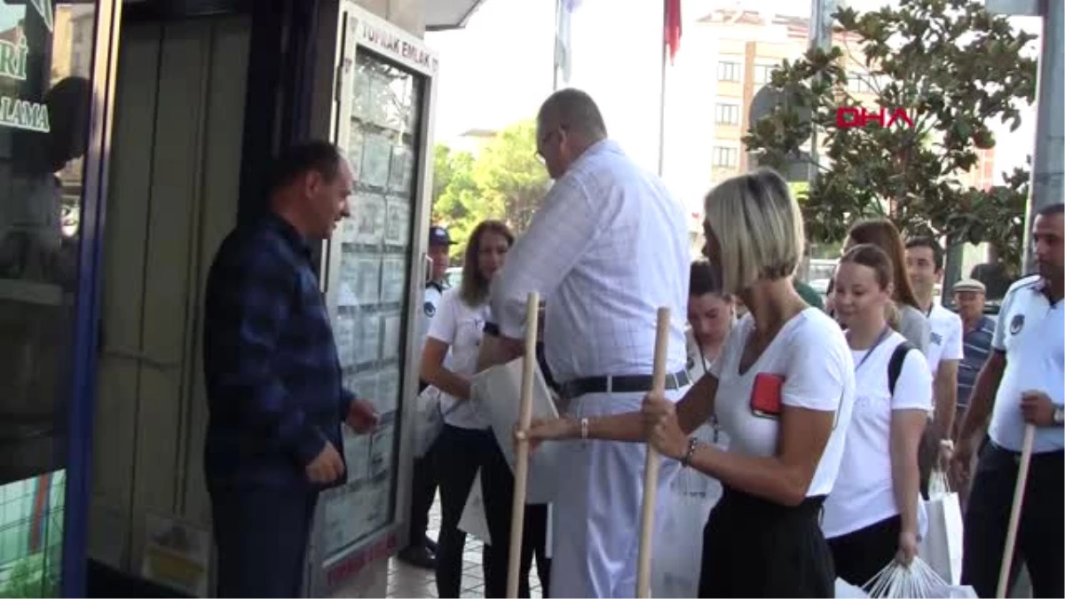 Bursa Karacabey\'de Belediye Başkanı Özkan, Sokakları Temizledi