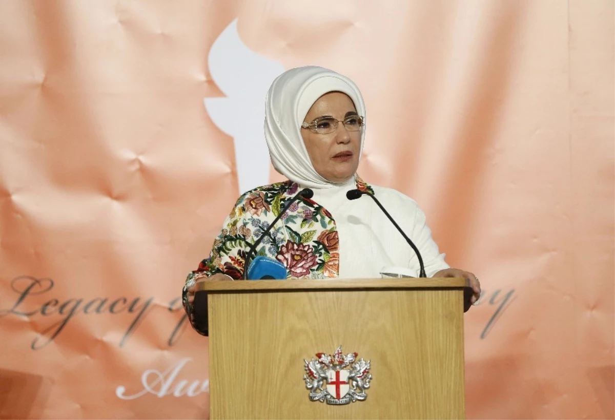 Emine Erdoğan\'a Londra\'da "İnsani Hizmet Takdir Ödülü" Verildi
