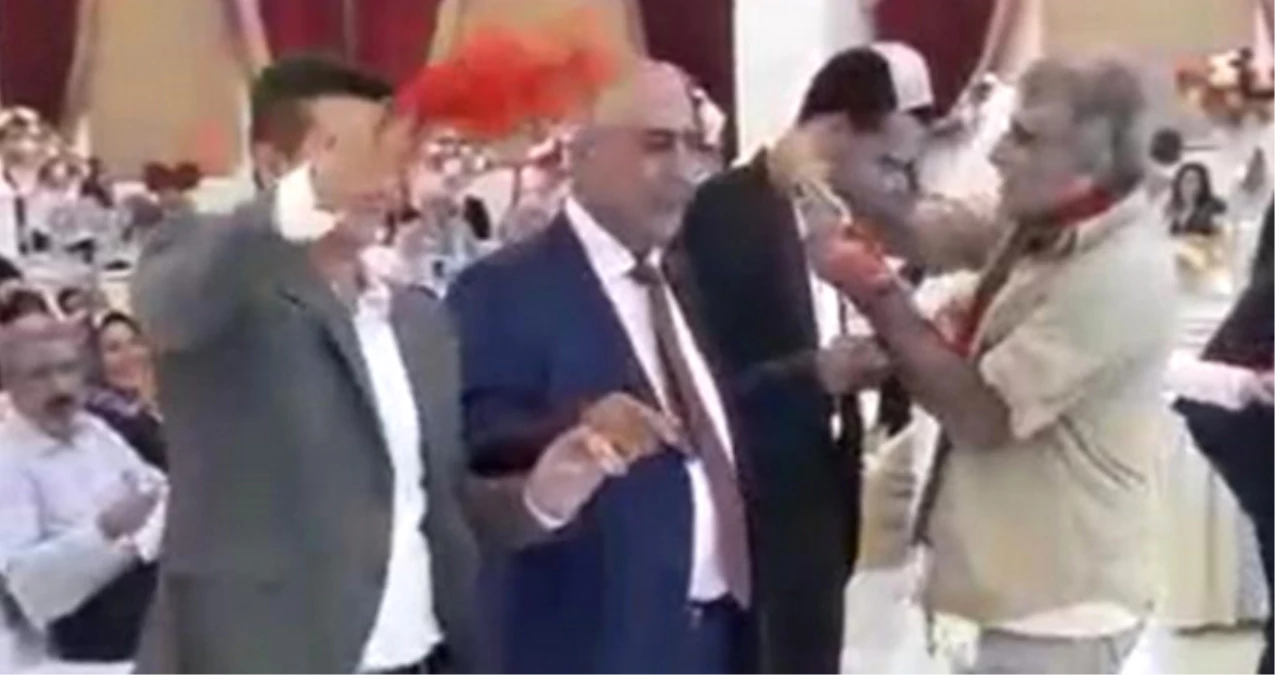 Genç Doktorlar Ömer Toprak ile Nihal Demirci\'nin Düğün Töreninde Dolarlar Havada Uçuştu