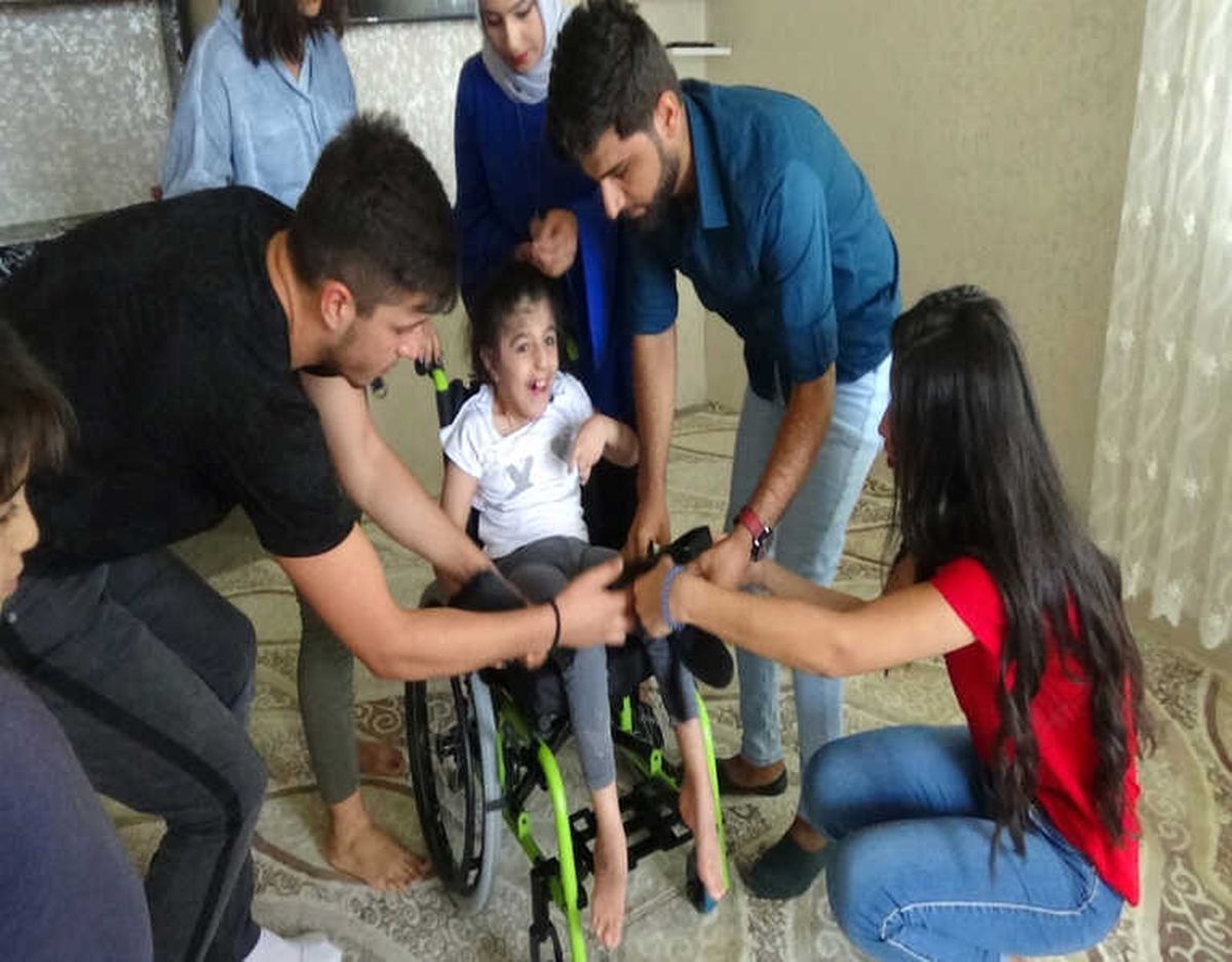 Gençler Engelli Kız İçin Çöplere Girdi