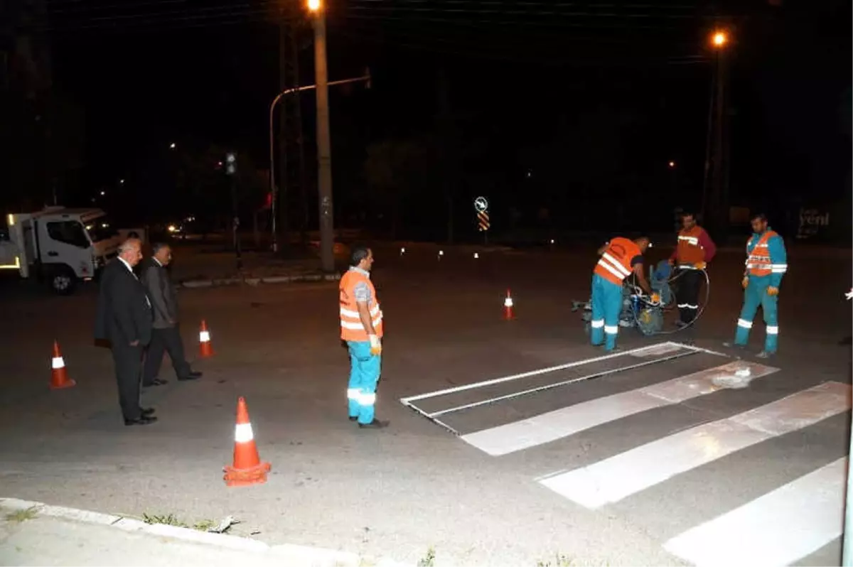 Isparta Belediyesi\'nden Yol Çizgi Çalışması