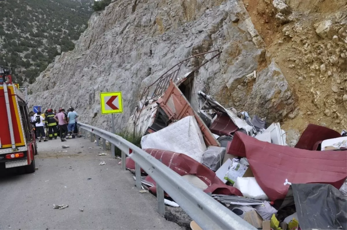 Kontrolden Çıkan Kamyon Kayalığa Çarptı: 1 Ölü, 1 Yaralı