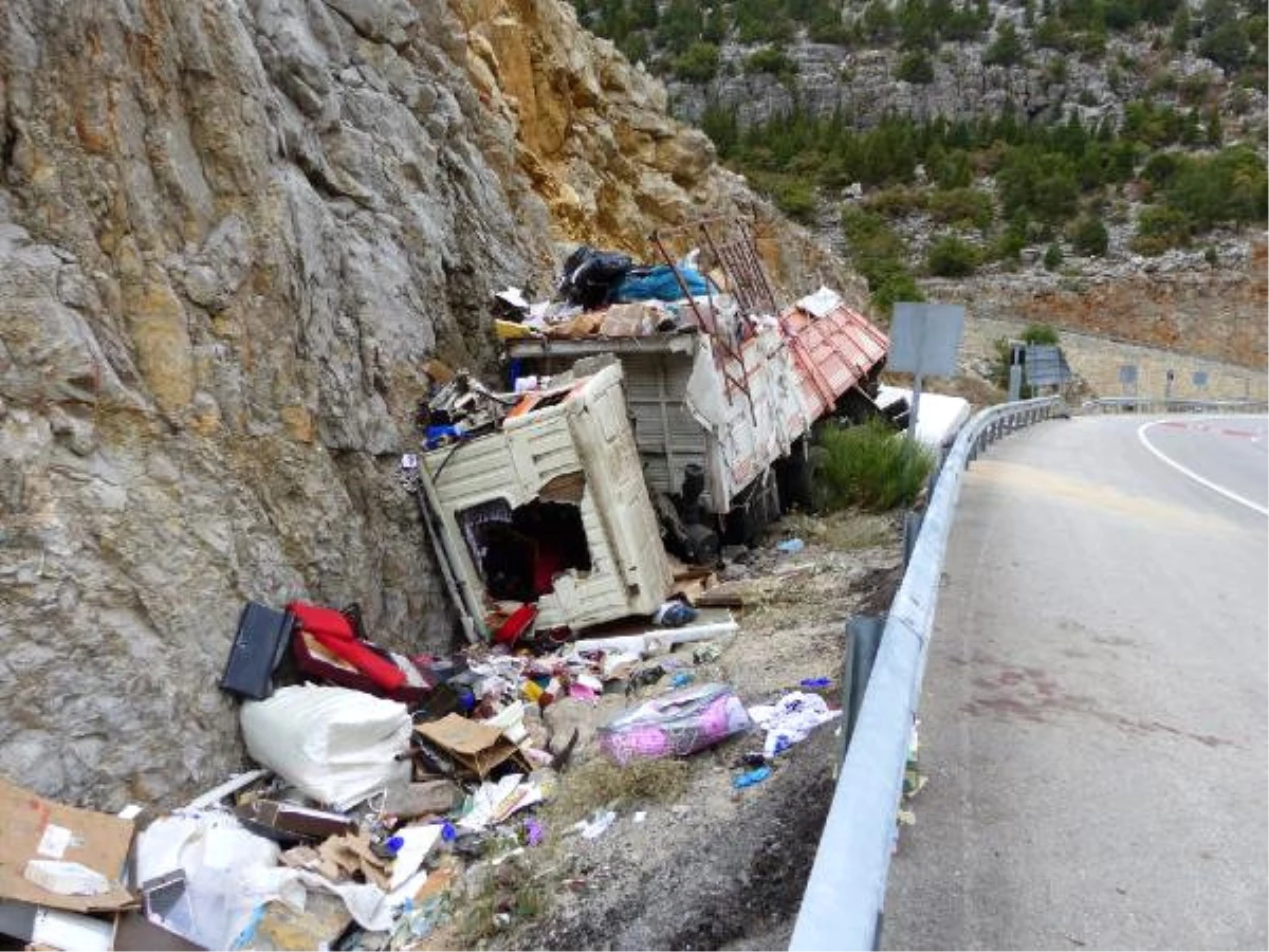Konya\'da Kamyon Kayalıklara Çarptı: 1 Ölü, 1 Yaralı