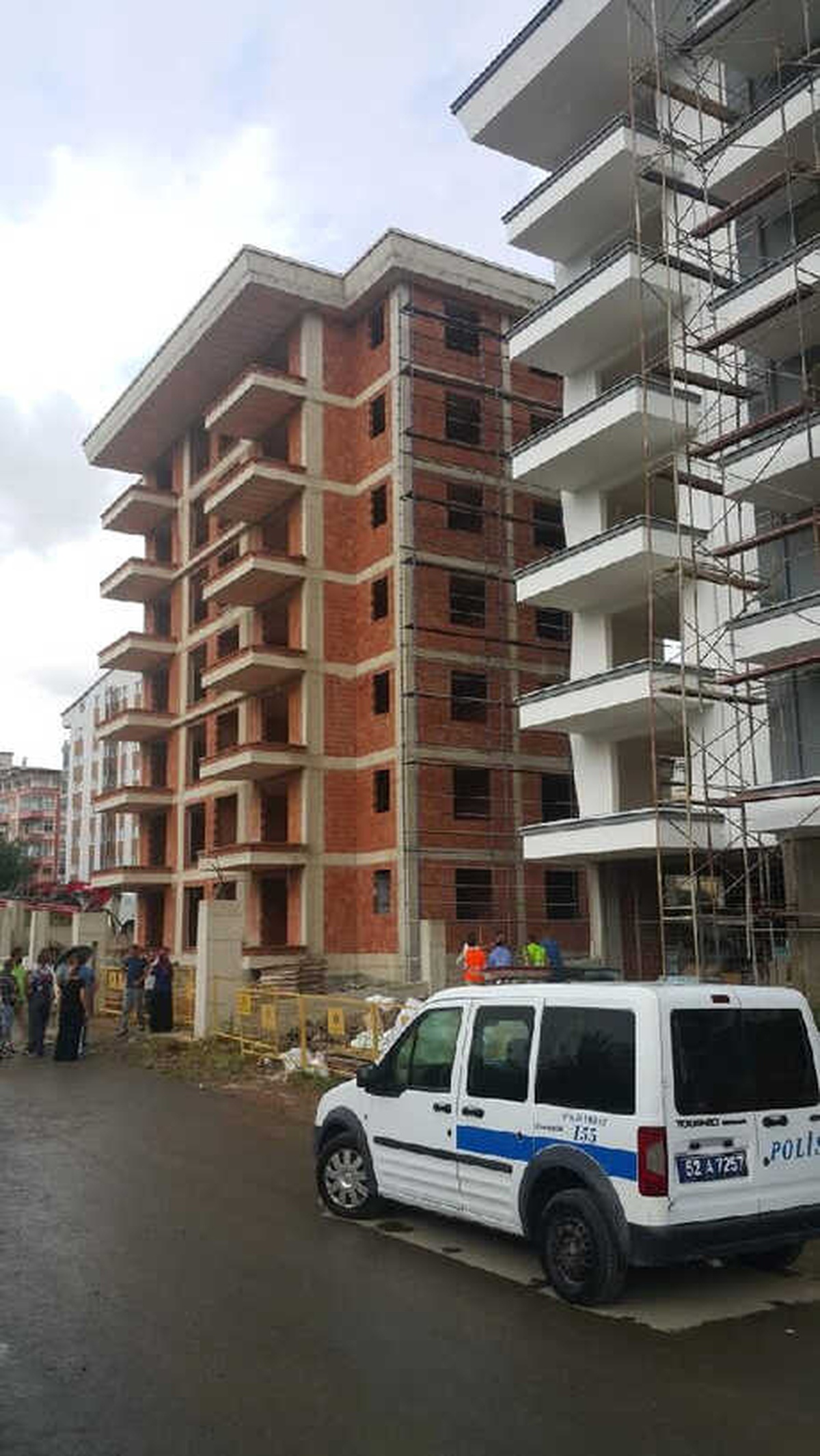 Öğretmen, 5\'inci Kattan Atlayıp İntihar Etti