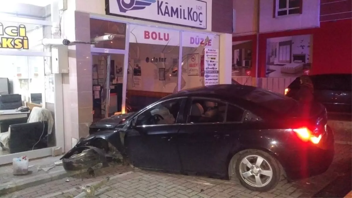 Otomobilin Kontrolden Çıkarak Otobüs Yazıhanesine Çarpması Güvenlik Kamerasına Anbean Yansıdı