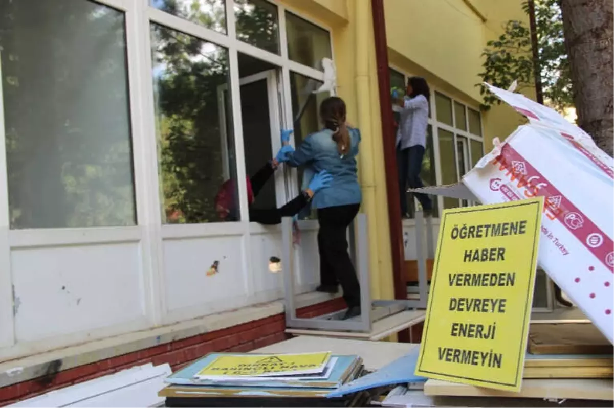 Bu Okulda İngilizce Öğretmeni Boya, Tarih Öğretmeni Sıva Yapıyor