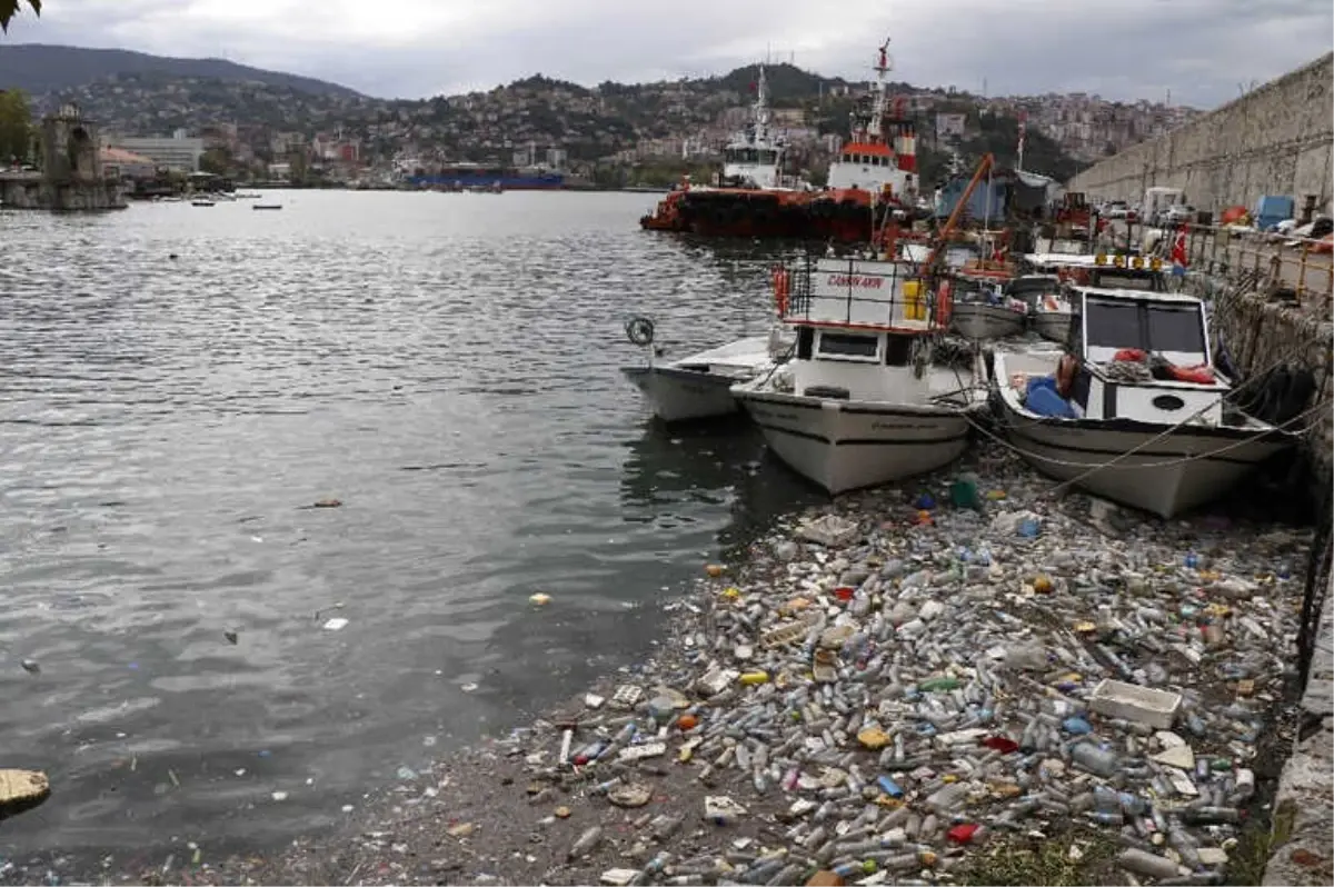 Sağanak Yağışla Gelen Çöpler Limanı Doldurdu