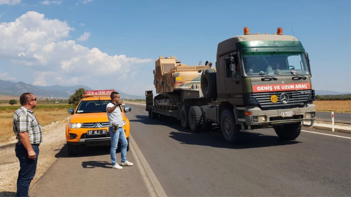 Suriye Sınırına Askeri İş Makinesi Sevkiyatı