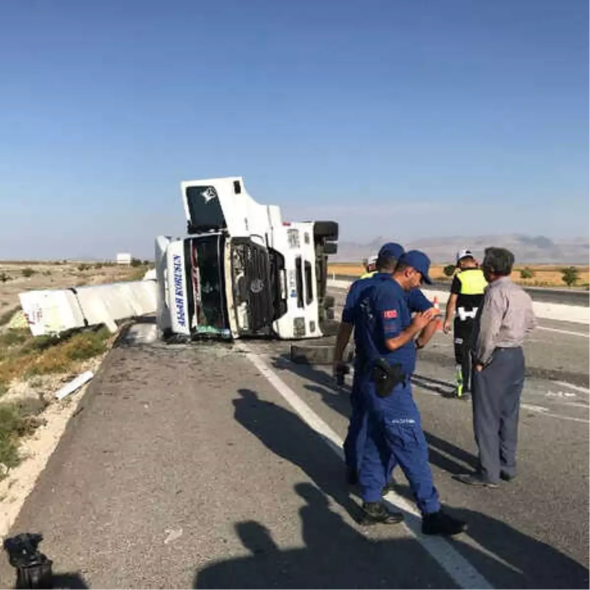 Tır, Karşı Şeride Geçip Devrildi: 1 Yaralı