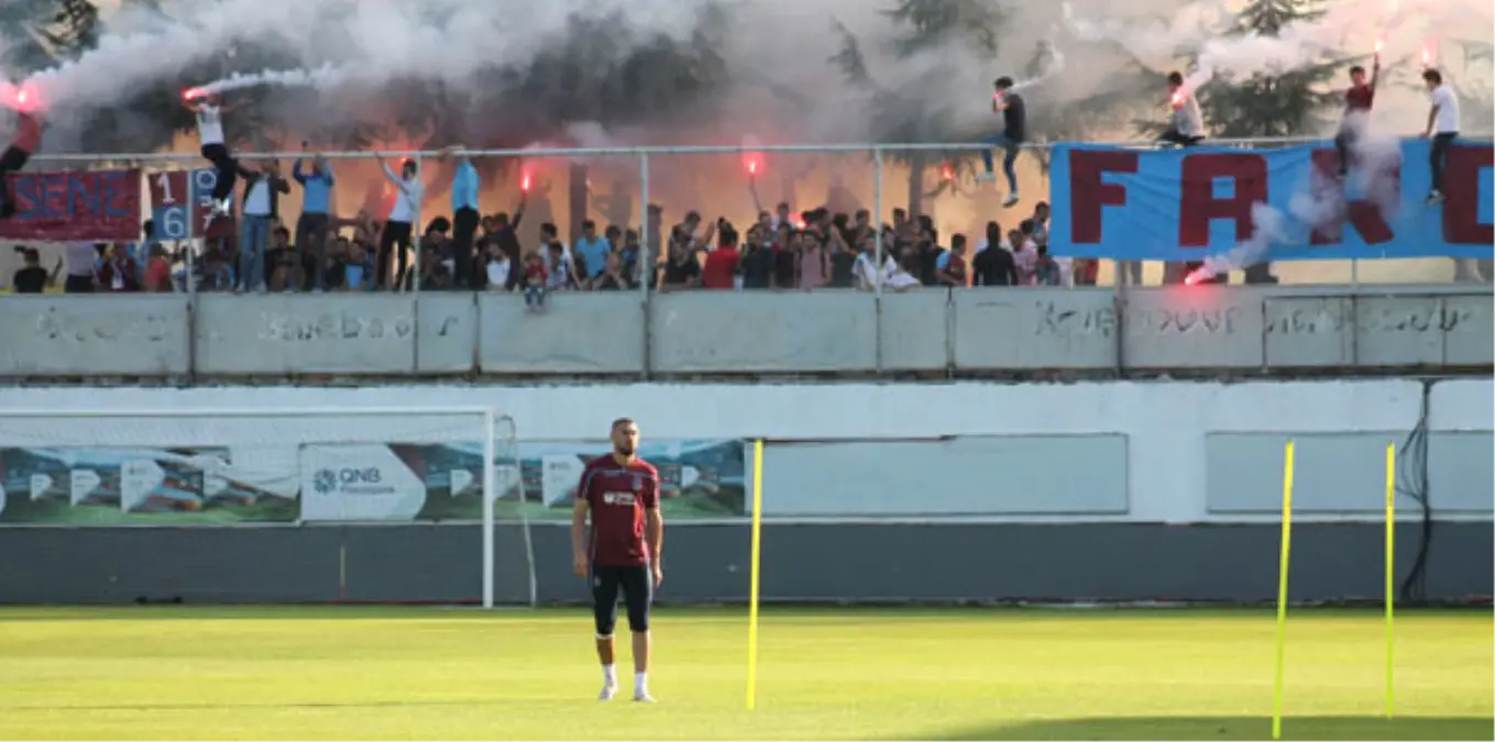 Trabzon Taraftarı, Burak Yılmaz\'ı Tribüne Çağırdı